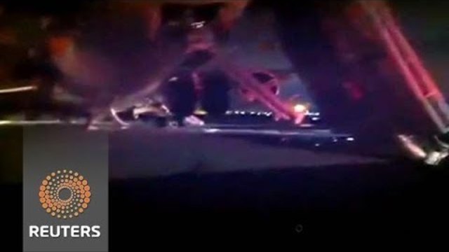 Самолет каца без колесник, 29 са ранени (видео)