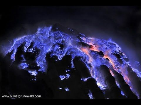 Ефектна синя лава се стича от индонезийски вулкан (ВИДЕО)