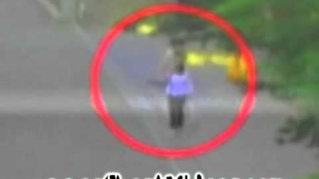 Видео: Жена премина през призрак без да разбере