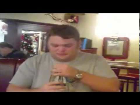 Шокиращо! Момче изпива бутилка вино за секунди (ВИДЕО 18+)