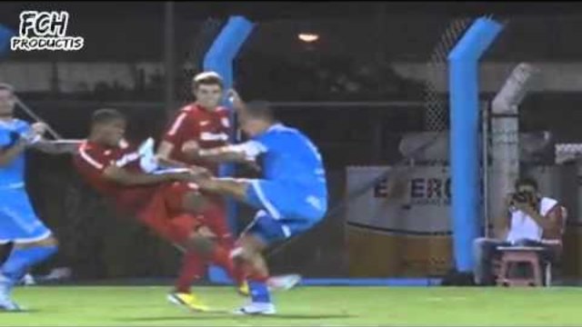 Кошмарен удар с бутоните в сърцето на футболист (ВИДЕО)