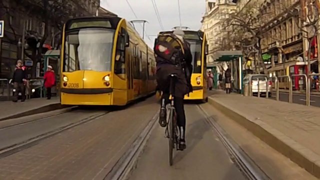 Луди хора! Велосипедисти рискуват ежедневно живота си, като карат по трамвайните релси (ВИДЕО)