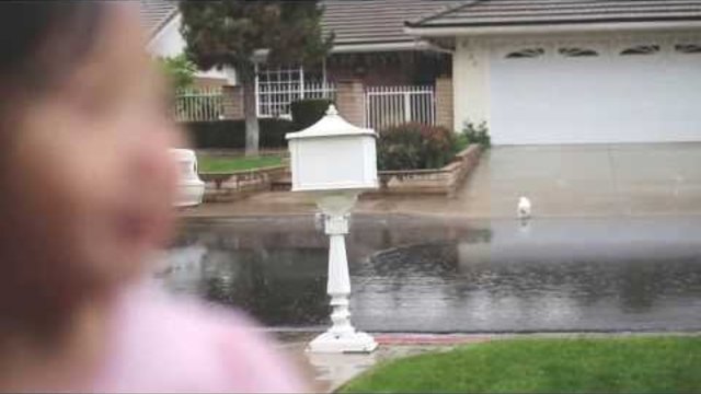 Уникално сладко! Малко момиченце се радва на дъжда (ВИДЕО)