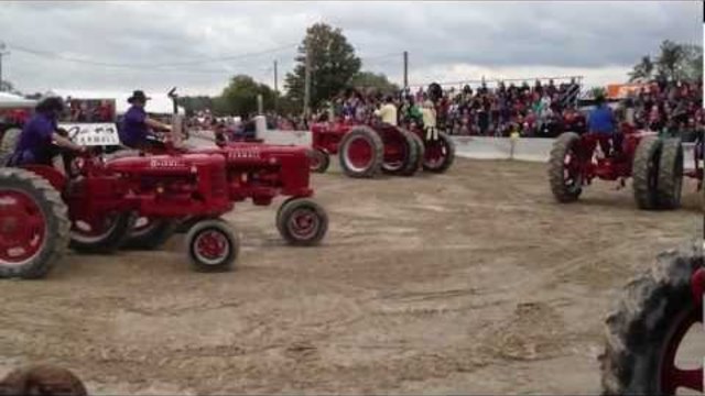 Мислите, че тракторът не може да танцува? Я вижте това (ВИДЕО)