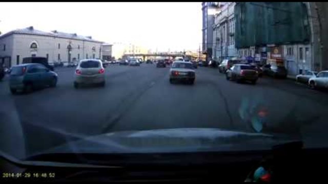 Рускиня изуми света с невиждано паркиране (видео)