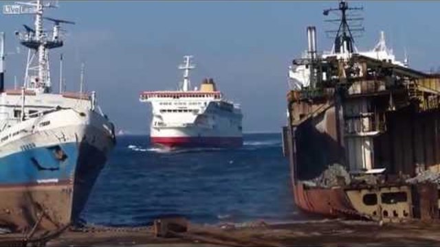 Ето един морски петзвезден паркинг маневра в-между две лодки на брега...