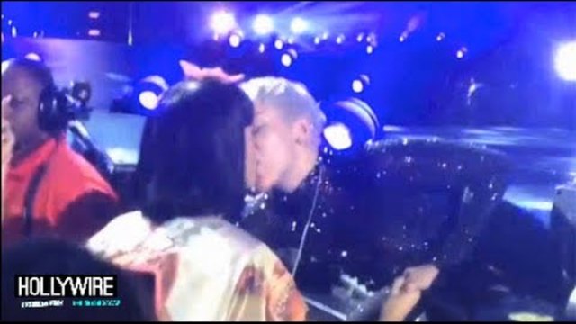 Майли Сайръс целуна по устата Кейти Пери на концерт