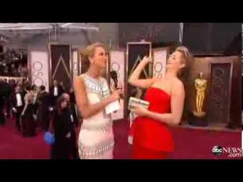 Оскари 2014 Live за Jennifer Lawrence on Red Carpet Fall &quot;I'm Not Safe&quot;