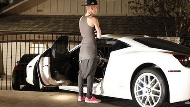 Justin Bieber Driving His Ferrari and Shows middle finger to the Paparazzi