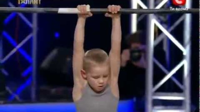 7 Годишно момче смая всички - Украйна Търси Талнт