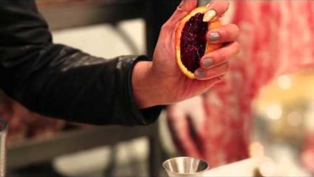 Няма начин да сте пили коктейл с КРЪВ! (ВИДЕО)