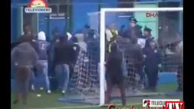 Futbolcu ve taraftarlar kavga etti :: polis seyretti