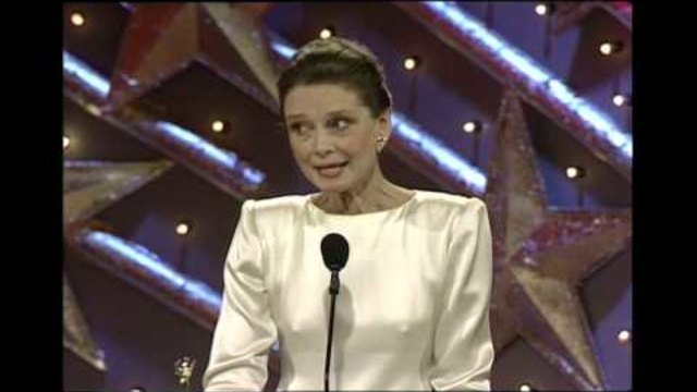Одри Хепбърн (Audrey Hepburn) Получава Златен Оскар! Receives Cecil B. Demille Award - Golden Globes 1990