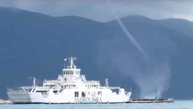 Вълнуващо! Туристка на кораб засне торнадо (уникално видео)