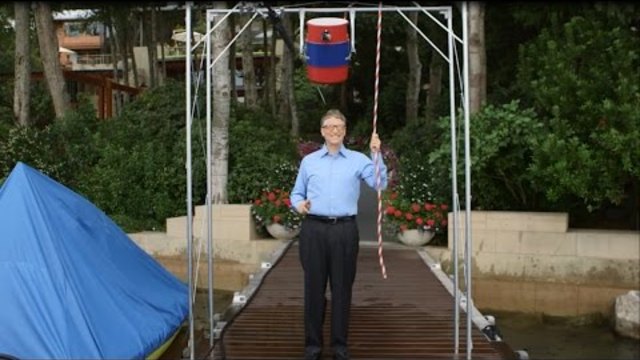 Предизвикателството на кофата с ледена вода&quot; (Ice Bucket Challenge) Вижте Бил Гейтс / Bill Gates