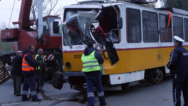 Автобус се вряза в трамвай - има ранени 10.11.2014 11:46