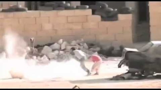 Дете рискува живота си за да спаси сестричката си от куршумите!!!Видео по истински случай в Сирия