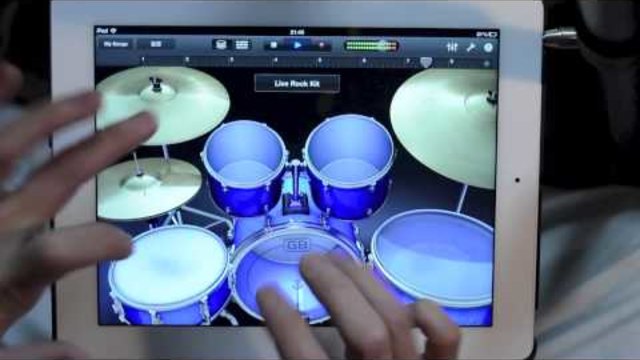 Човек свири на барабани на таблета си. ..iPad Drum Solo