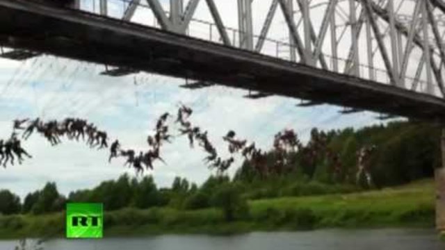 Само В Русия ...133 души скачат заедно от мост с дрехите :)