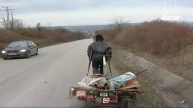 Инвалидът, който влачи количка със счупен крак, за да се изхранва,