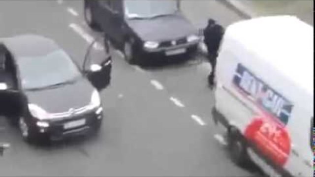 Чудовищен терористичен акт във Франция днес 07.01.2015 - Terrorists shoot officer in Paris