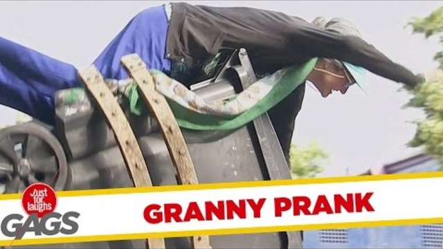 Баба хвърляща боклука си попада в камион за боклук - скрита камера
