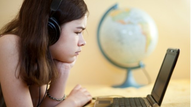 Децата се пристрастяват към интернет към 9 - 10 годишнината си