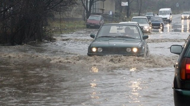 Пловдив наводнен от потоп с дъжд и гръмотевици (ВИДЕО)