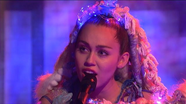 2015 / Miley Cyrus - Twinkle Song (Live from SNL)