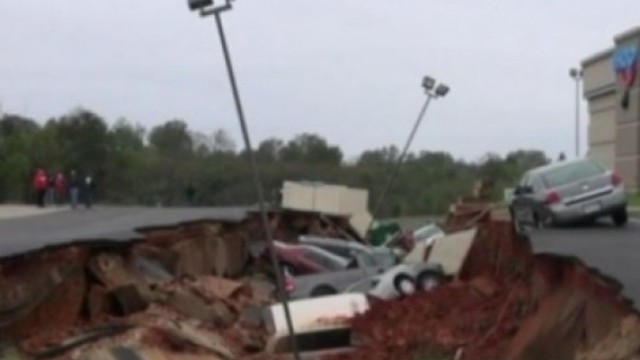 Дупка в пътят погълна 14 коли в Мисисипи