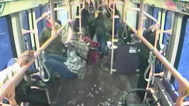 Вода влезе в трамвай в американския град Портланд