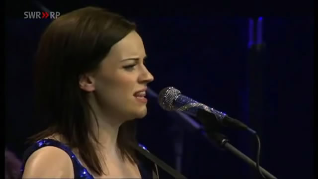 Amy MacDonald - Dancing In The Dark (Orchestral Version)