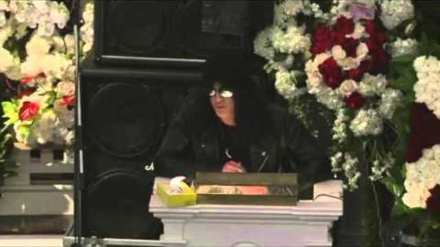 Погребенето на Леми Килмистър от Моторхед Live - Tributes paid at the funeral of Motorhead frontman Lemmy