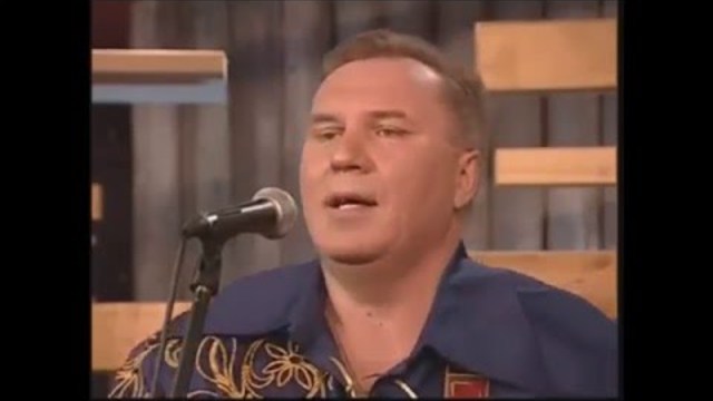 ГОЛУБИ ЦЕЛУЮТСЯ НА КРЫШЕ - Валерий Власов