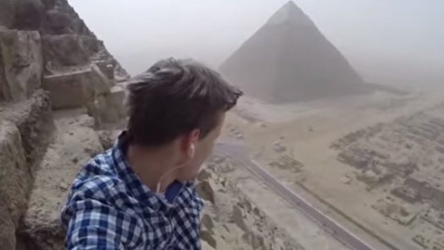 Младеж изкачи Голямата пирамида в Гиза незаконно
