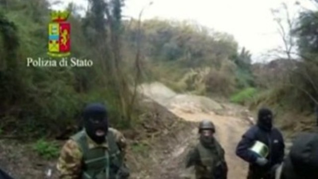 Заловиха видни мафиоти в Италия, укривали се в подземен бункер (Видео)