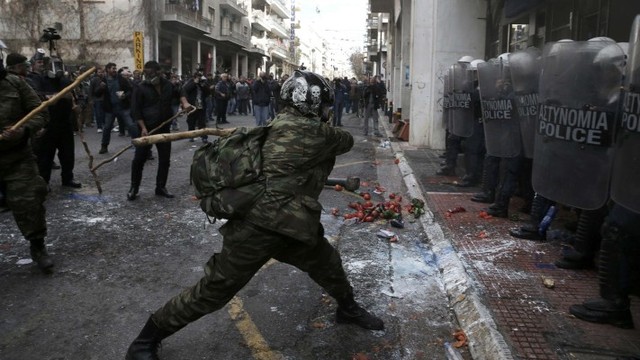 Сблъсъци в Атина 2016! Недоволни фермери влязоха в сблъсък с униформените пред сградата на министерството на земеделието