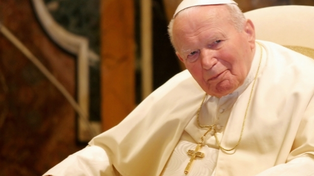 Папа Йоан Павел II и омъжена жена са си пишели  - Разкриха стотици писма между тях