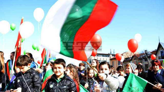 Над 200 балона с цветовете на българското знаме полетяха над Враца в чест на националния празник