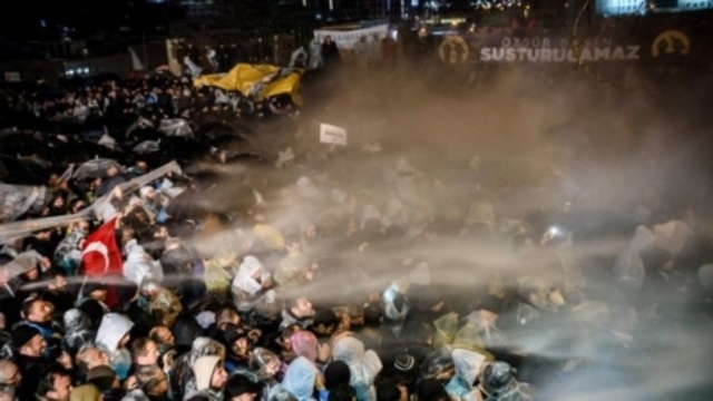 Протестиращи и сблъсъци в Турция пред редакцията на вестник "Заман"