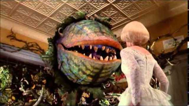 откъс от филма " Малкото магазинче на ужасите " = мюзикъл класика (1986) Little Shop Of Horrors - Suppertime (Reprise)
