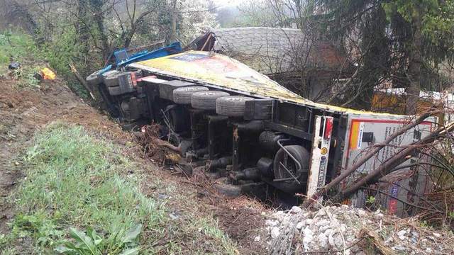 Ужасна катастрофа днес !!! Три камиона и лека кола се удариха край Велико Търново