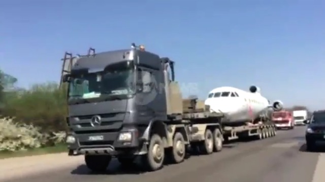 Самолет се движи по магистрала! Днес самолетът на Тодор Живков пътува към музея на авиацията
