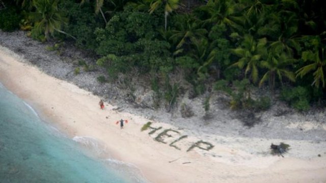 Велико! Корабокрушенци изписаха  Помощ с палмови листа и ги намериха