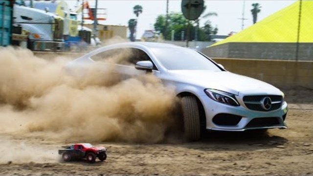 Зрелищно видео! Mercedes срещу паркурист и радиоуправляема кола