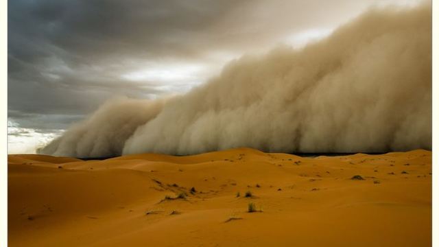 Вижте страховита пясъчна буря се изсипа над град в Китай