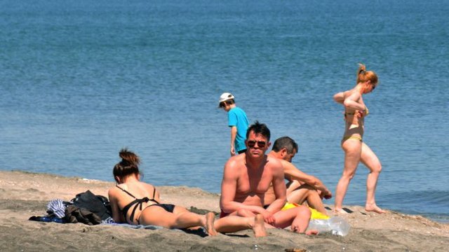 На плаж през май в Бургас - Мобилни двойки спасители ще патрулират по брега и бдят за сигурността на плажуващите от 1 май.