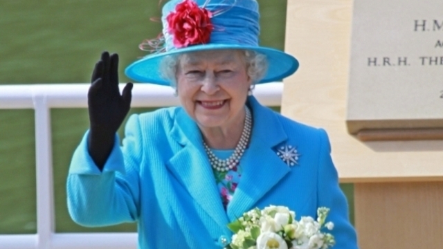 Честит рожден ден на кралица Елизабет - С военен парад отбелязват рождения ден на Елизабет II