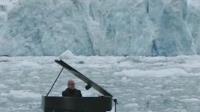 Спаси Арктика! Пианист със спиращо дъха изпълнение в сърцето на Aрктика (ВИДЕО)