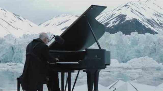 Спаси Арктика! Пианиста Ludovico Einaudi със спиращо дъха изпълнение в сърцето на Aрктика (ВИДЕО)